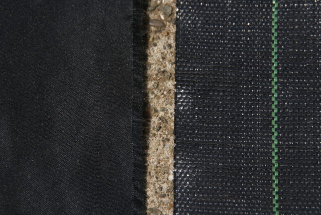 不織布（左）と織布（右）の防草シート