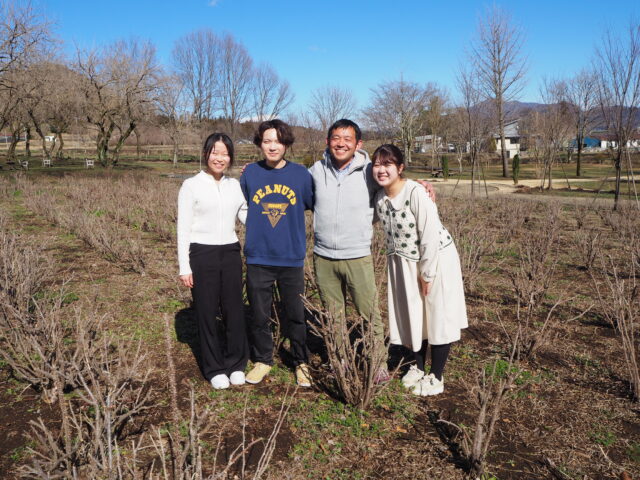 左から山本珠月さん、風間優佑さん、登坂園芸の登坂哲也さん、畠山愛美さん